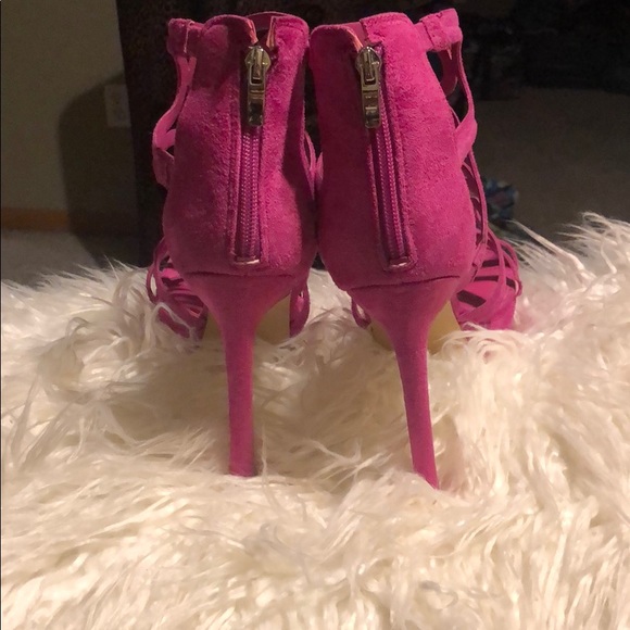 Fuchsia cutout Guess Pumps - Picture 4 of 4